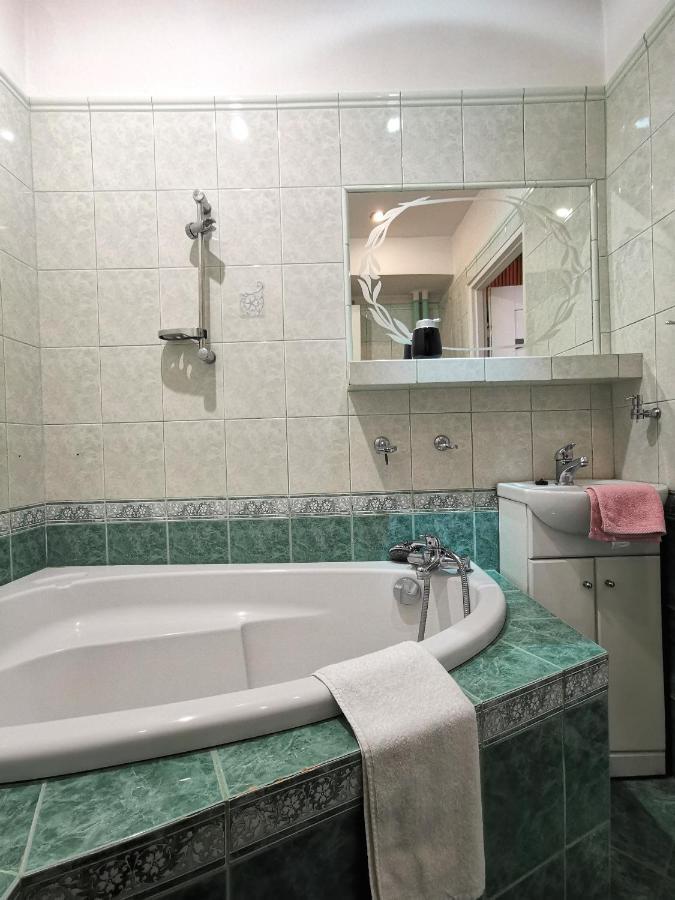 Two Bedrooms Faktura Fast Check-in 24h Apartment